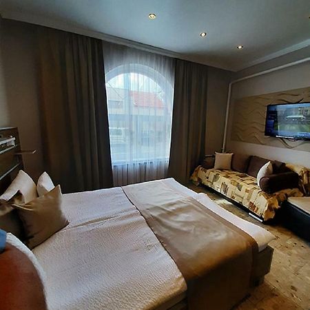 มาร์วานี แพนซิโอ Hotel ไฮจ์ดุสโซบอสโล ภายนอก รูปภาพ
