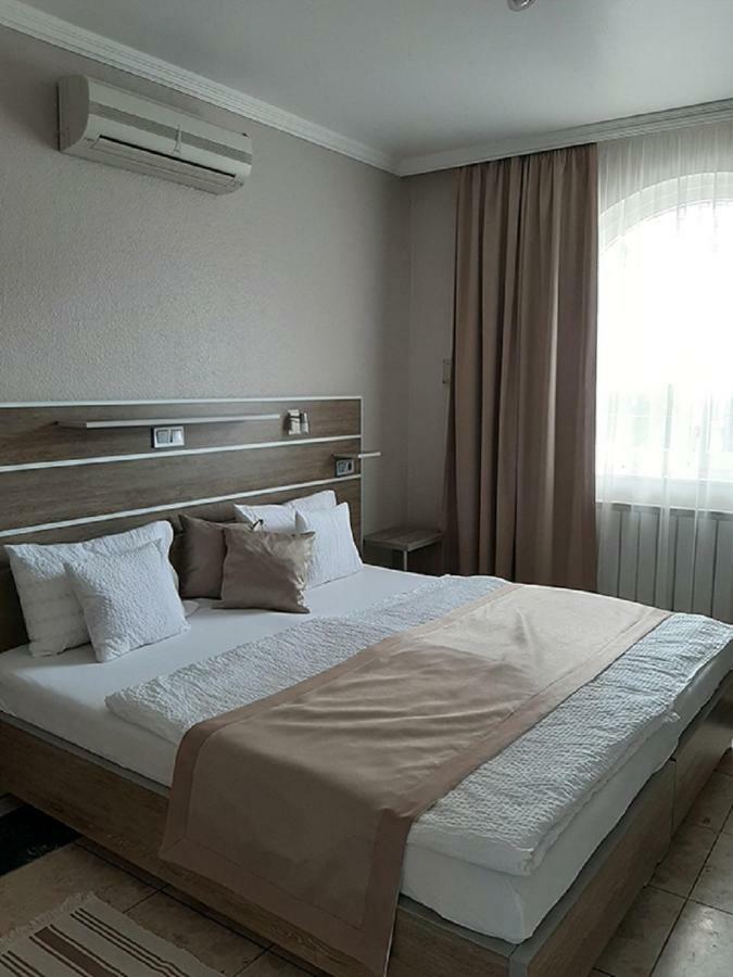 มาร์วานี แพนซิโอ Hotel ไฮจ์ดุสโซบอสโล ภายนอก รูปภาพ